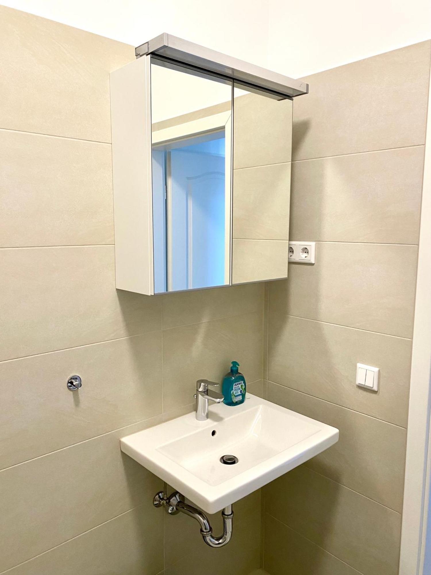 2 Rooms, Free Parking, 25 Min To Duesseldorf, 150 Mbps Wlan Duisbourg Extérieur photo